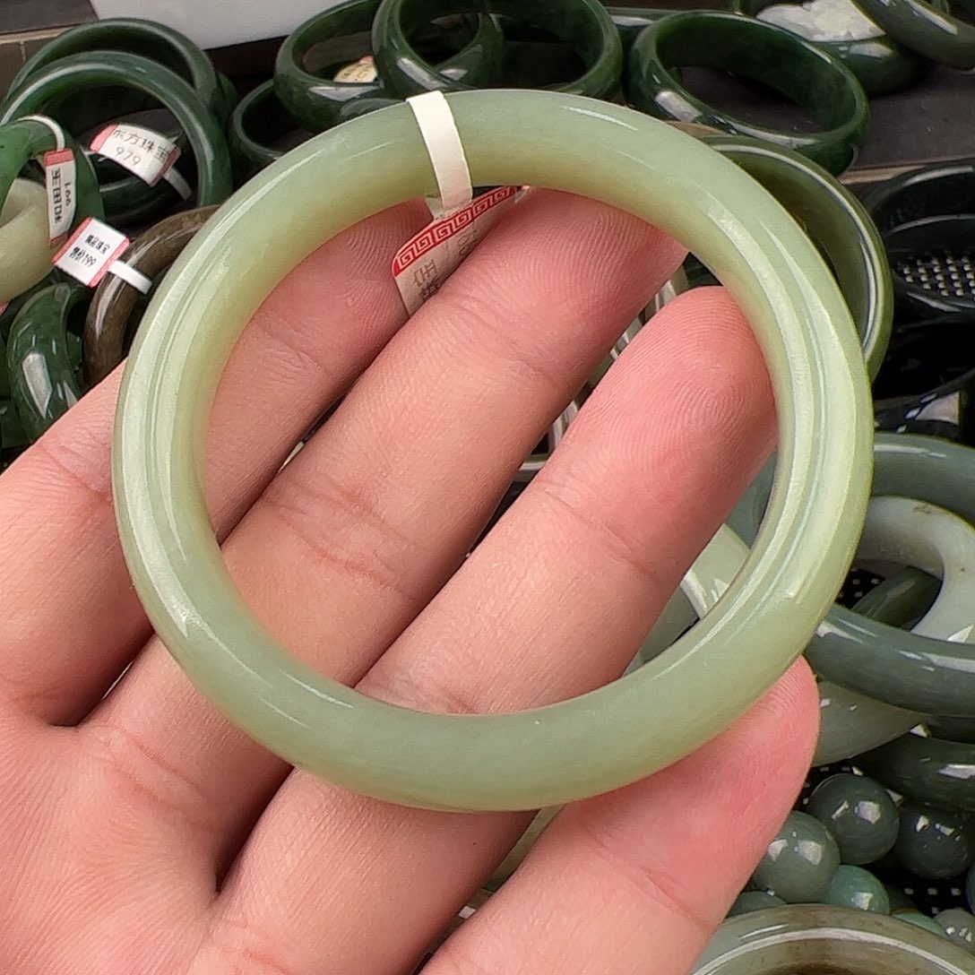 ***未镶嵌手镯和田玉