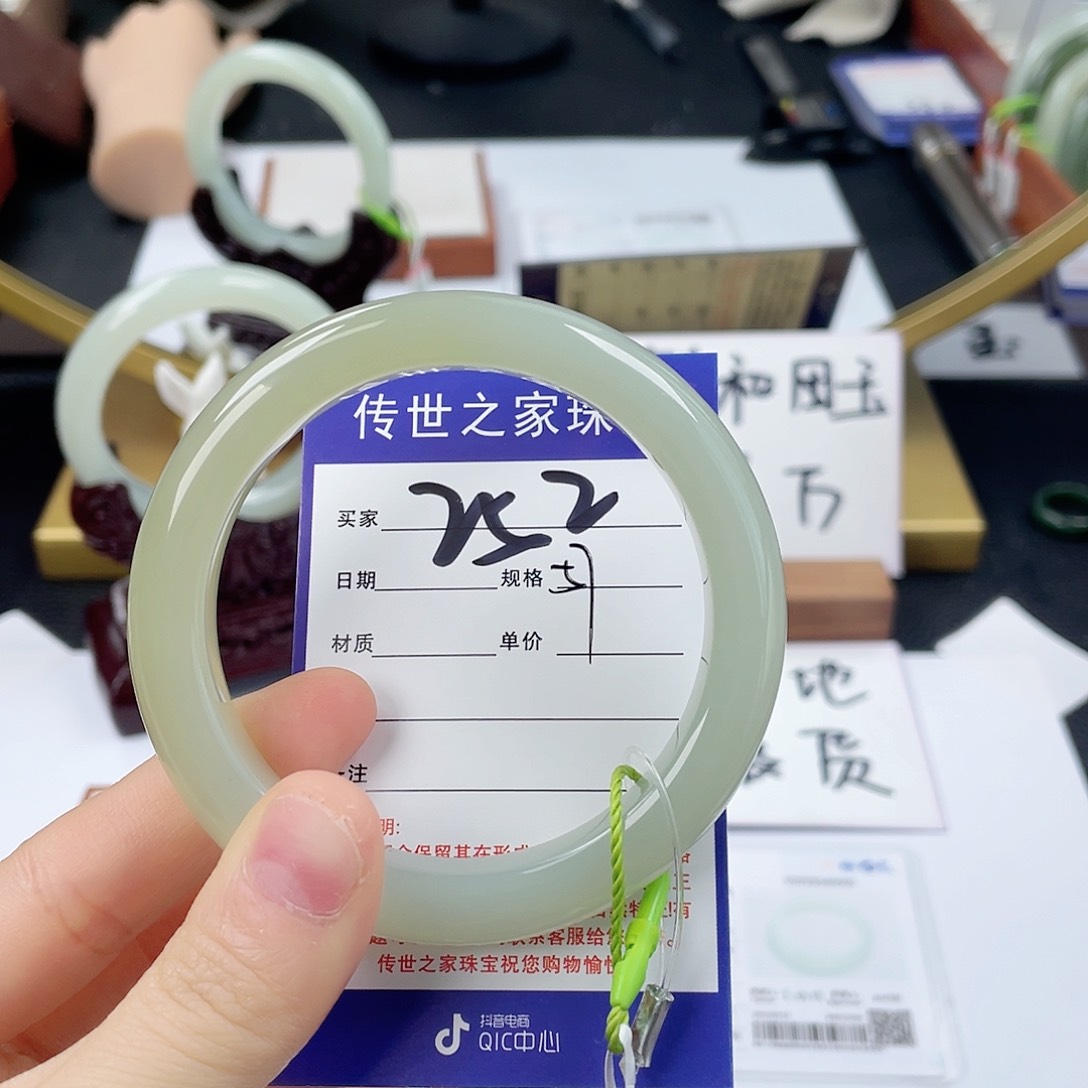 和田玉手镯未镶嵌