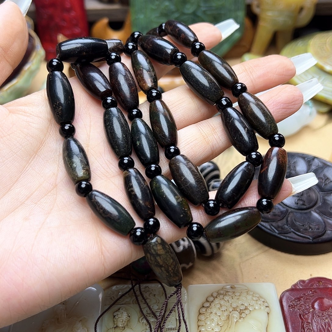 蛇纹石玉未镶嵌颈饰