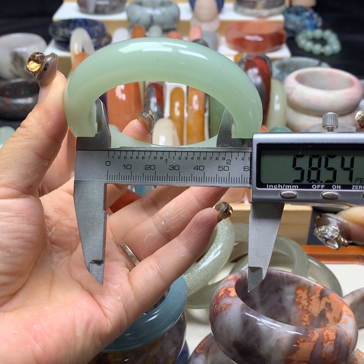 未镶嵌手镯石英质玉