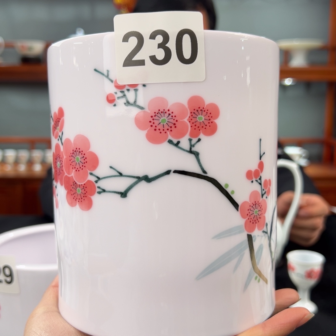 邹*奎稀土红梅大笔筒（变形）