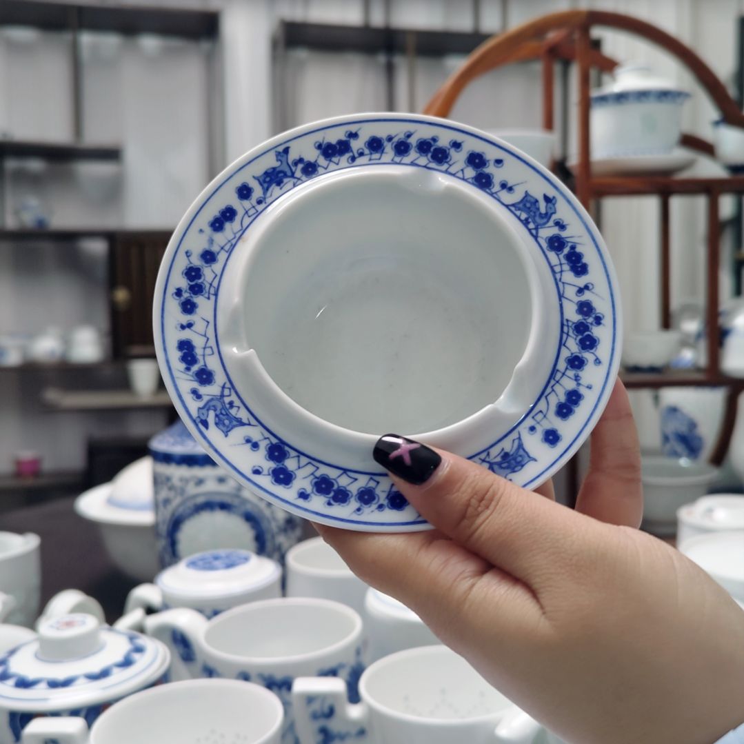 陶瓷双鹿烟灰缸一个