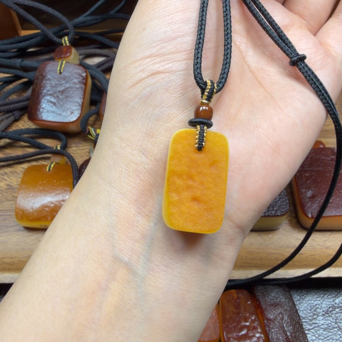 琥珀未镶嵌吊坠(赠链)