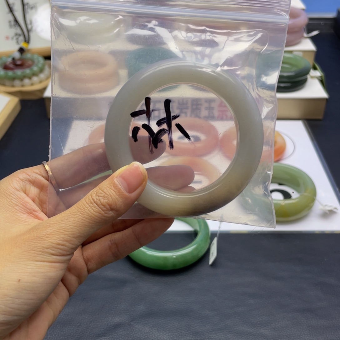 S***)石英质玉未镶嵌手镯