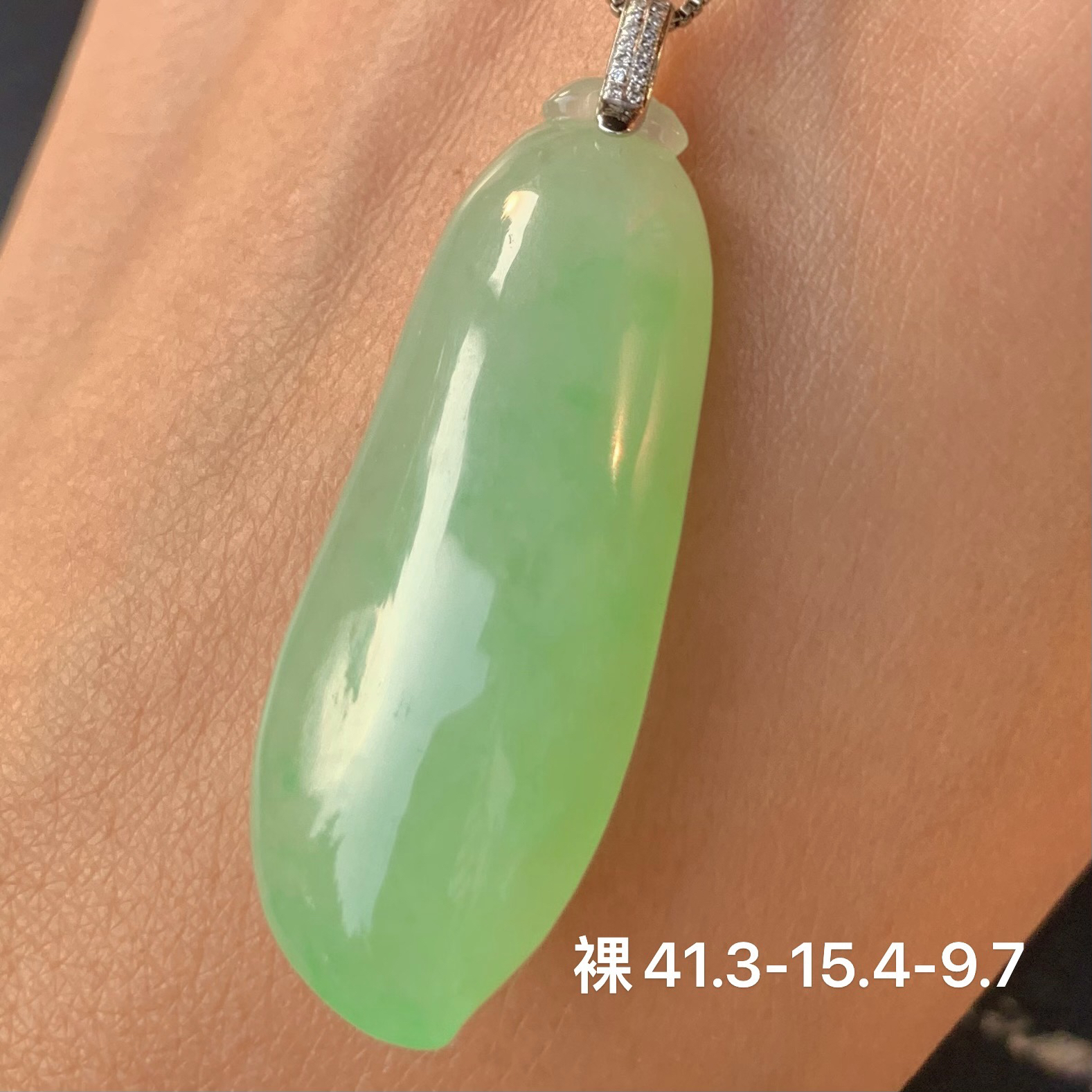 冰绿福瓜天然翡翠吊坠 镶嵌精致