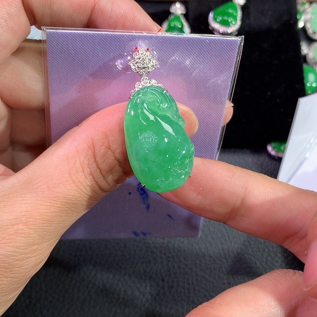 翡翠吊坠(赠链)18K金镶嵌