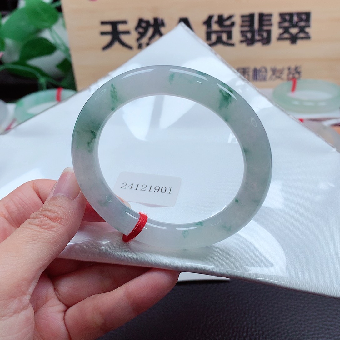 翡翠手镯（圆镯）未镶嵌天然A货翡翠手镯   有纹