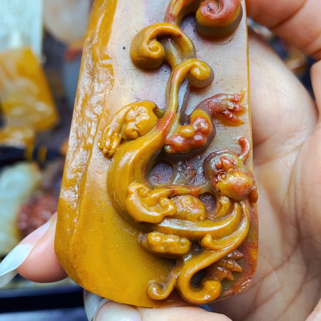 石英质玉（黄龙玉）未镶嵌颈饰