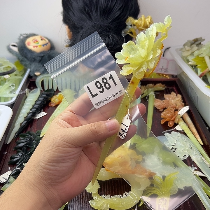 浅***然蛇纹石玉合金发饰