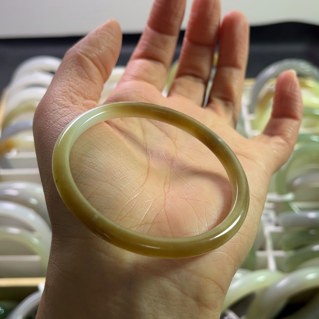 和田玉手镯57.6圈未镶嵌