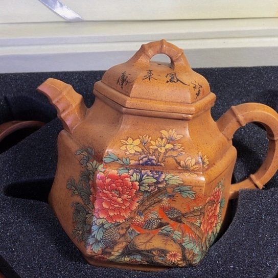 紫砂茶壶原矿泥料手工制作的一把紫砂壶。