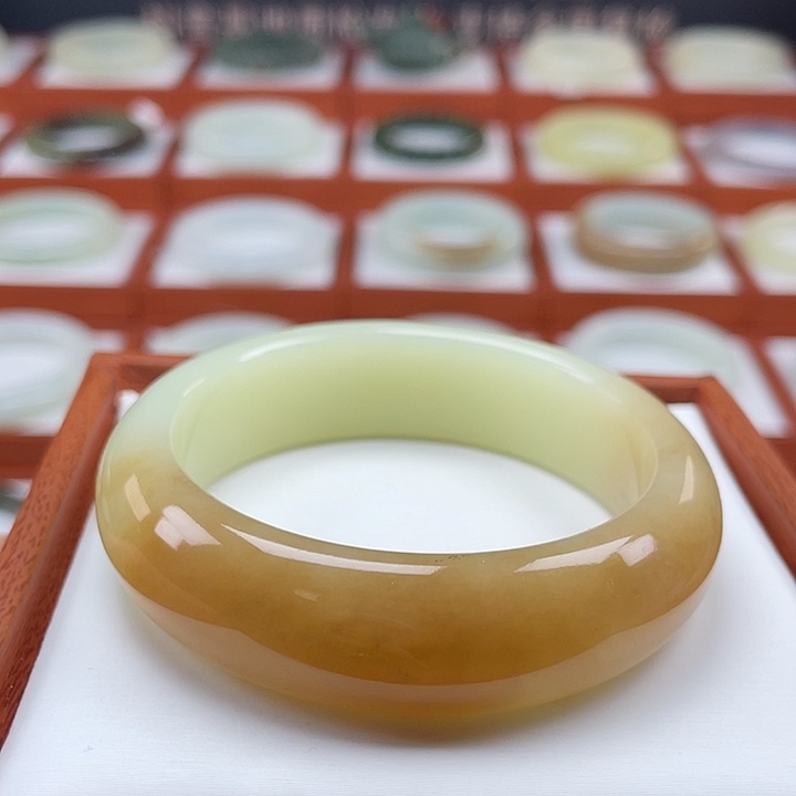 和田玉手镯未镶嵌黄口