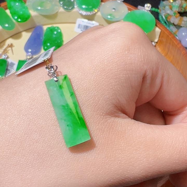 翡翠挂件18K金镶嵌翡翠