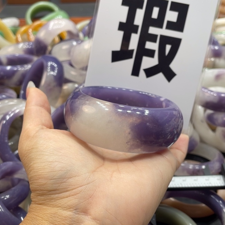 姐***姐石英质玉未镶嵌珠宝奇石