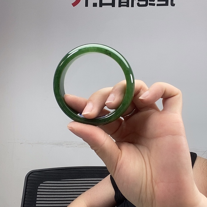 青***草和田玉手镯未镶嵌