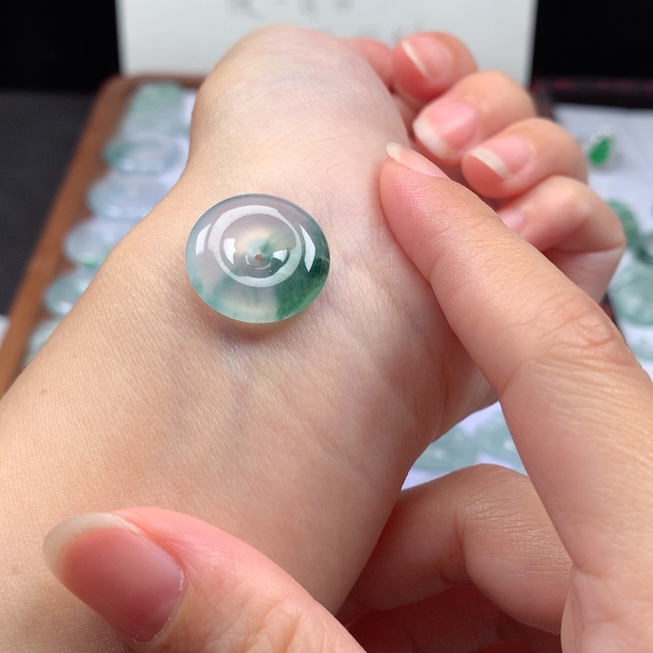 颈饰未镶嵌翡翠冰种飘花平安扣