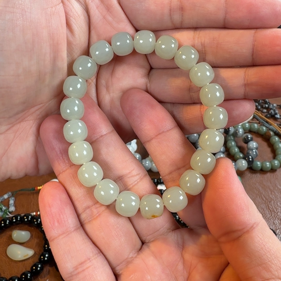 弯***车和田玉未镶嵌手链