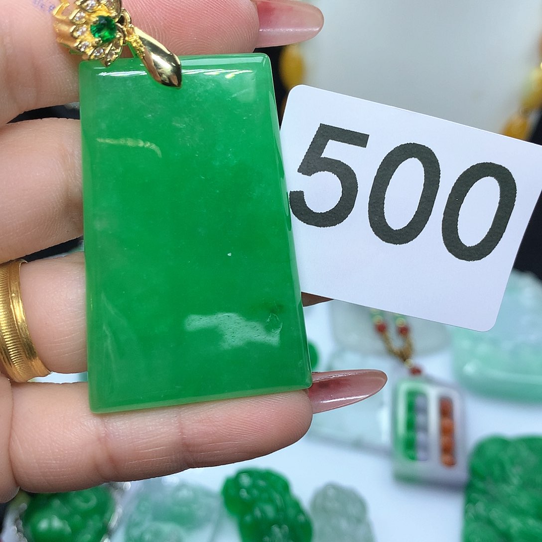 翡翠吊坠(赠链)未镶嵌