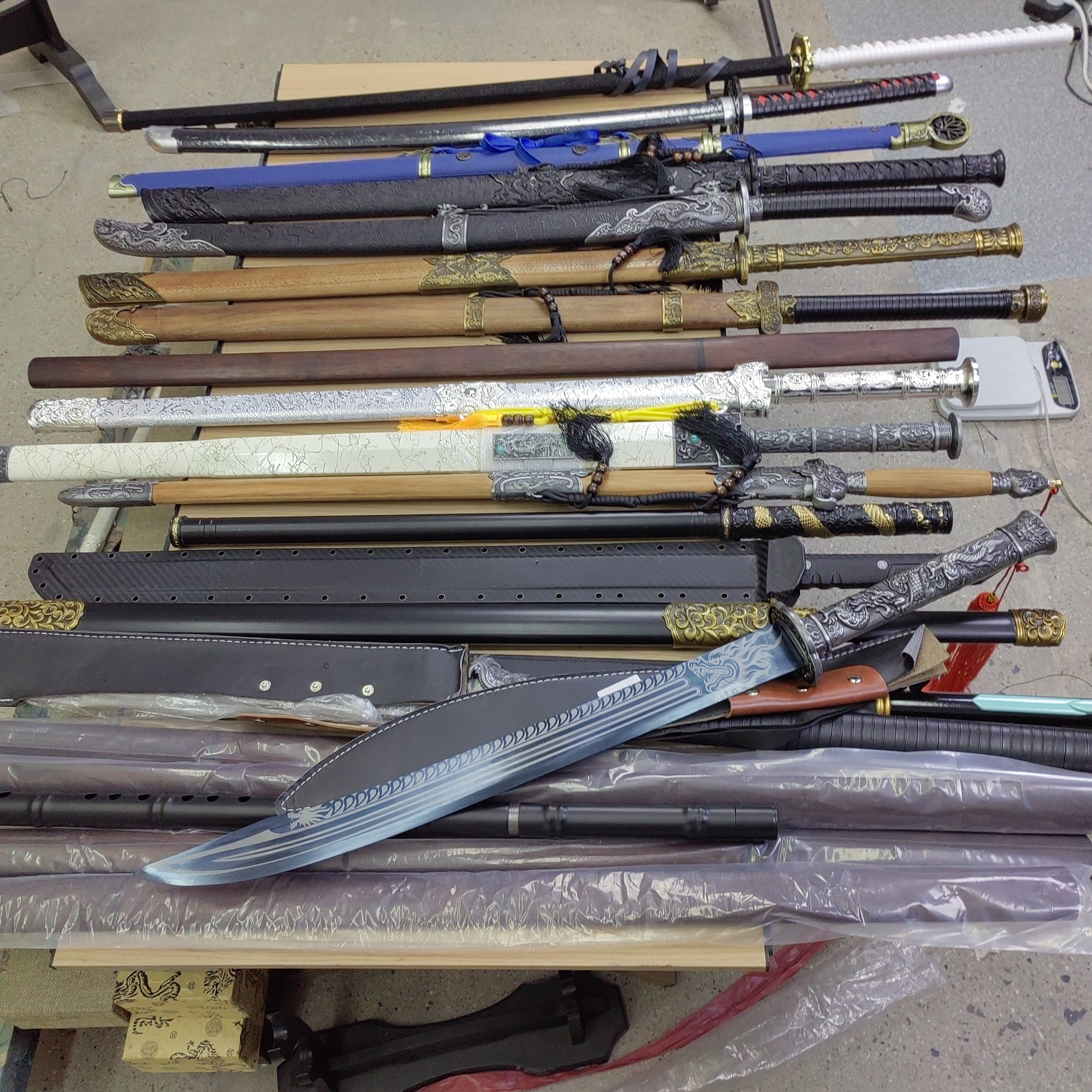 高锰钢一体龙骨牛尾刀龙泉刀剑户外收藏冷兵器未开刃一物一拍