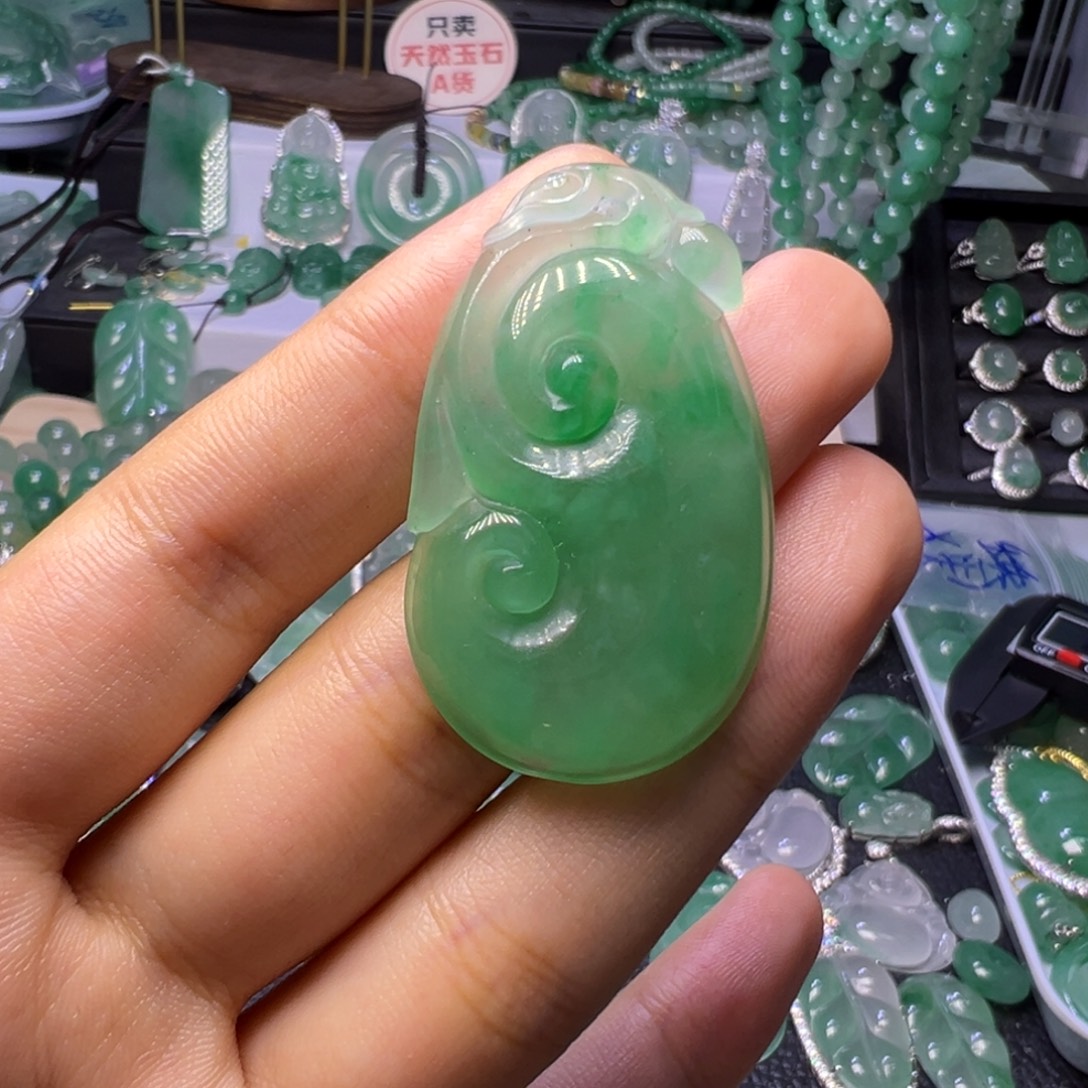 夭***灵石英质玉（非洲翠）未镶嵌颈饰