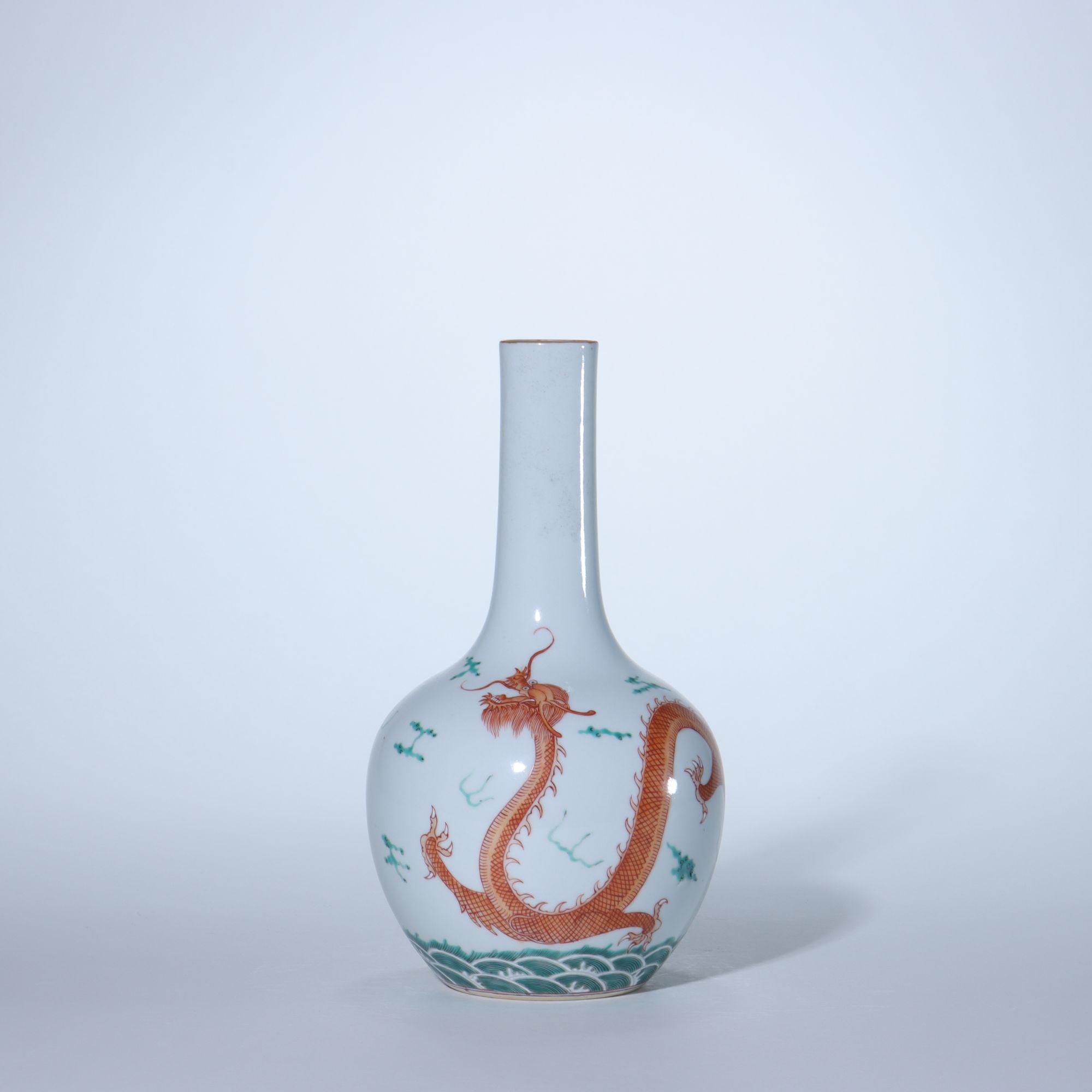 Lot.87 135 清中期 粉彩矾红龙纹小天球瓶 H:22cm