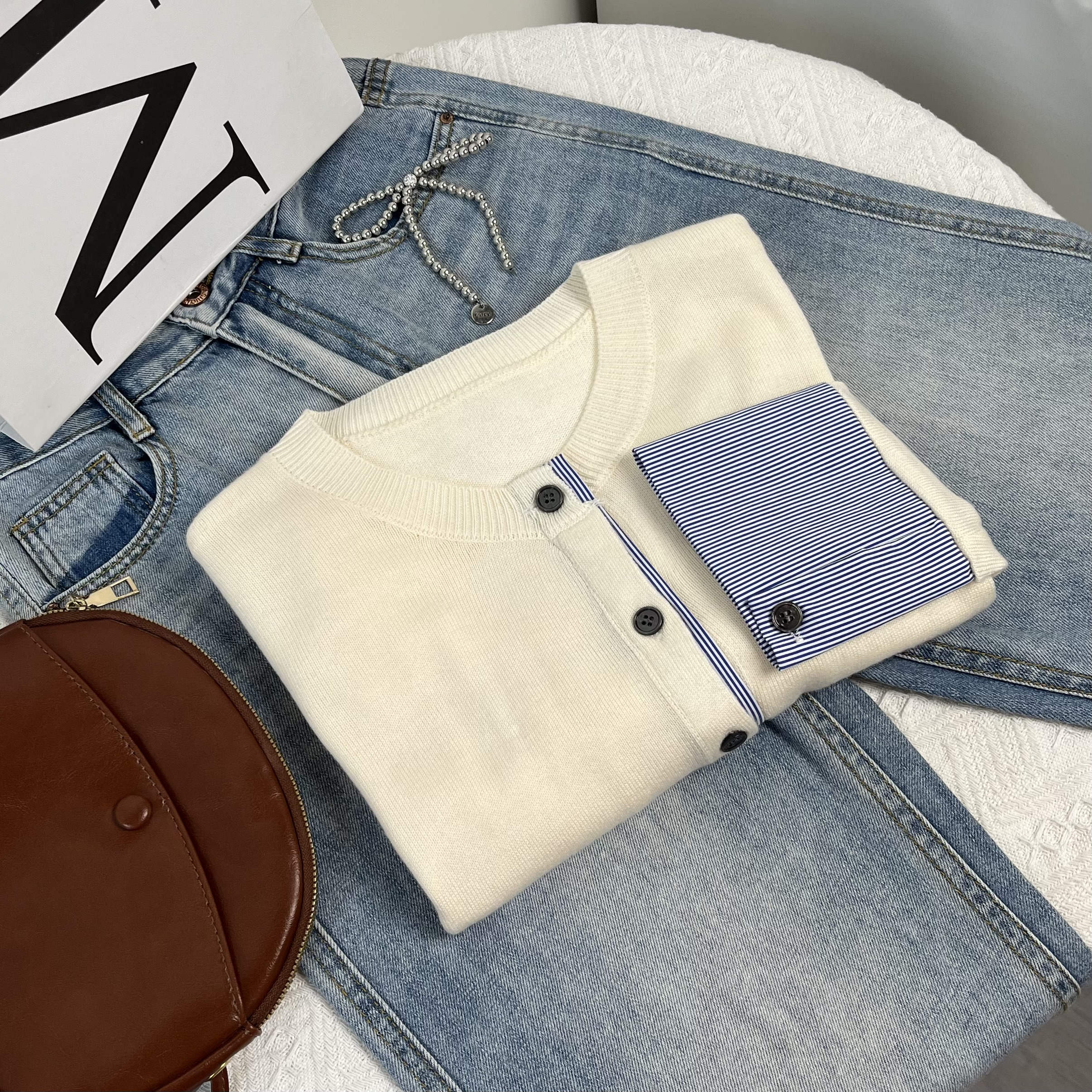 清-汤圆吖米白圆领字母款针织开衫272306