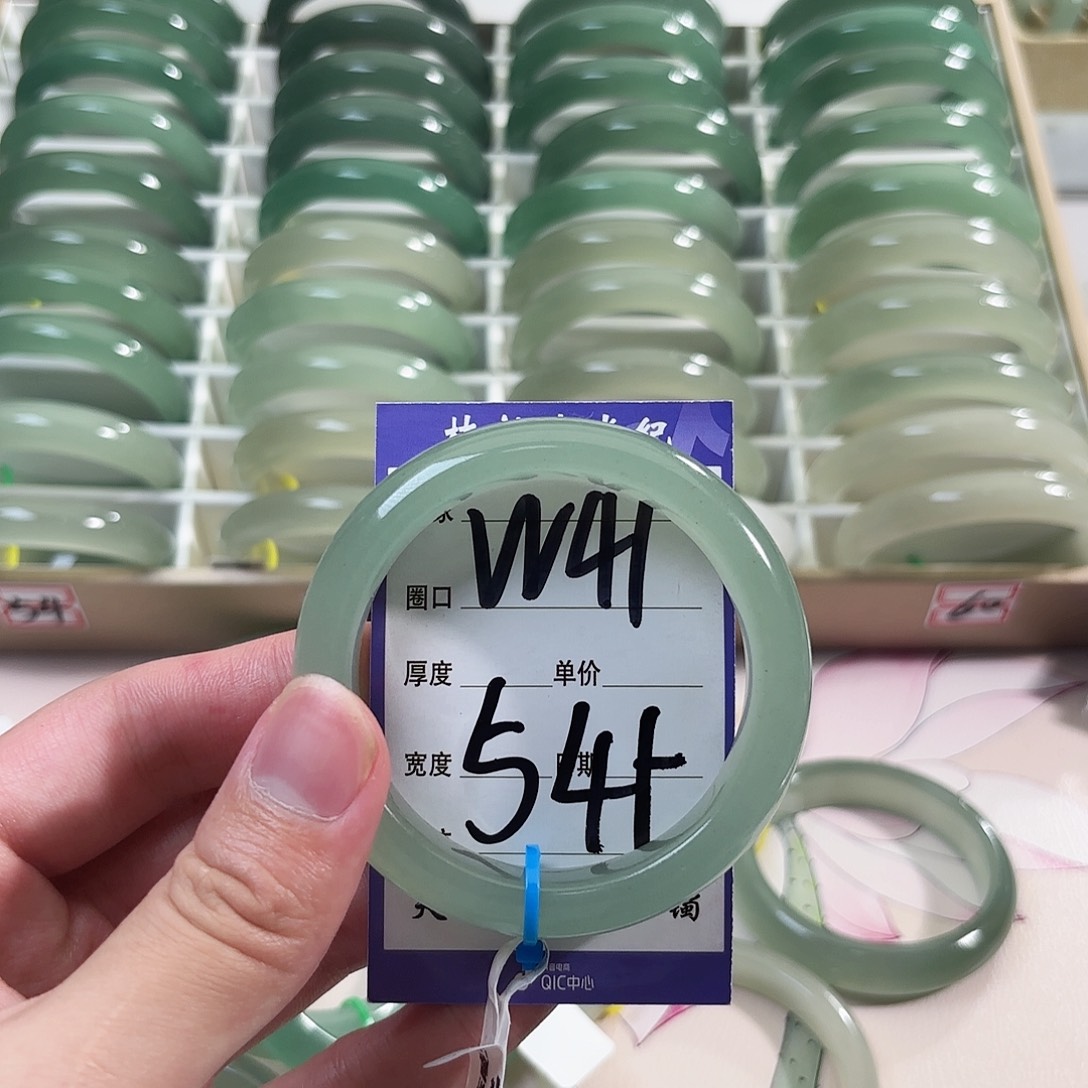 欢***࿐石英质玉未镶嵌手镯