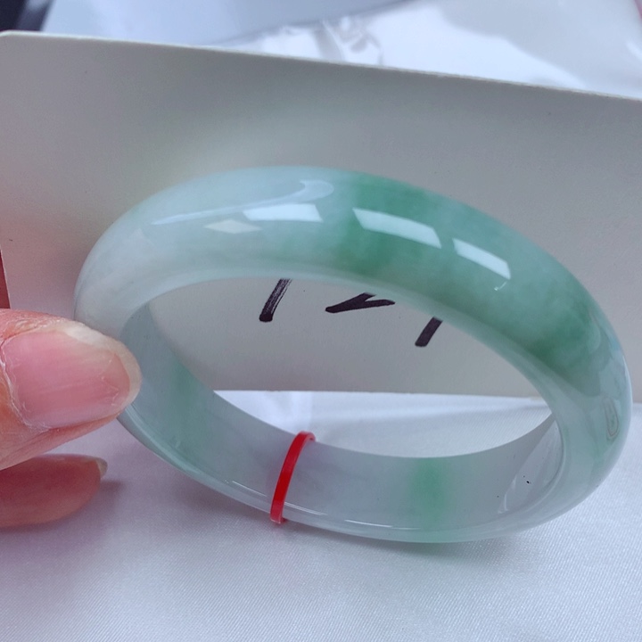 翡翠手镯未镶嵌翡翠