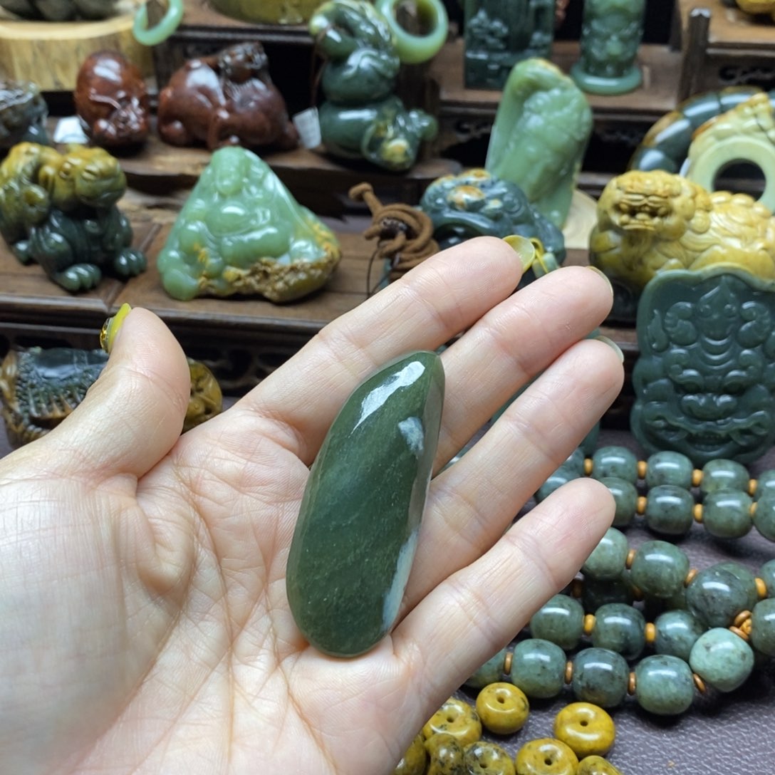 未镶嵌岫岩河磨玉（透闪石质玉）挂件