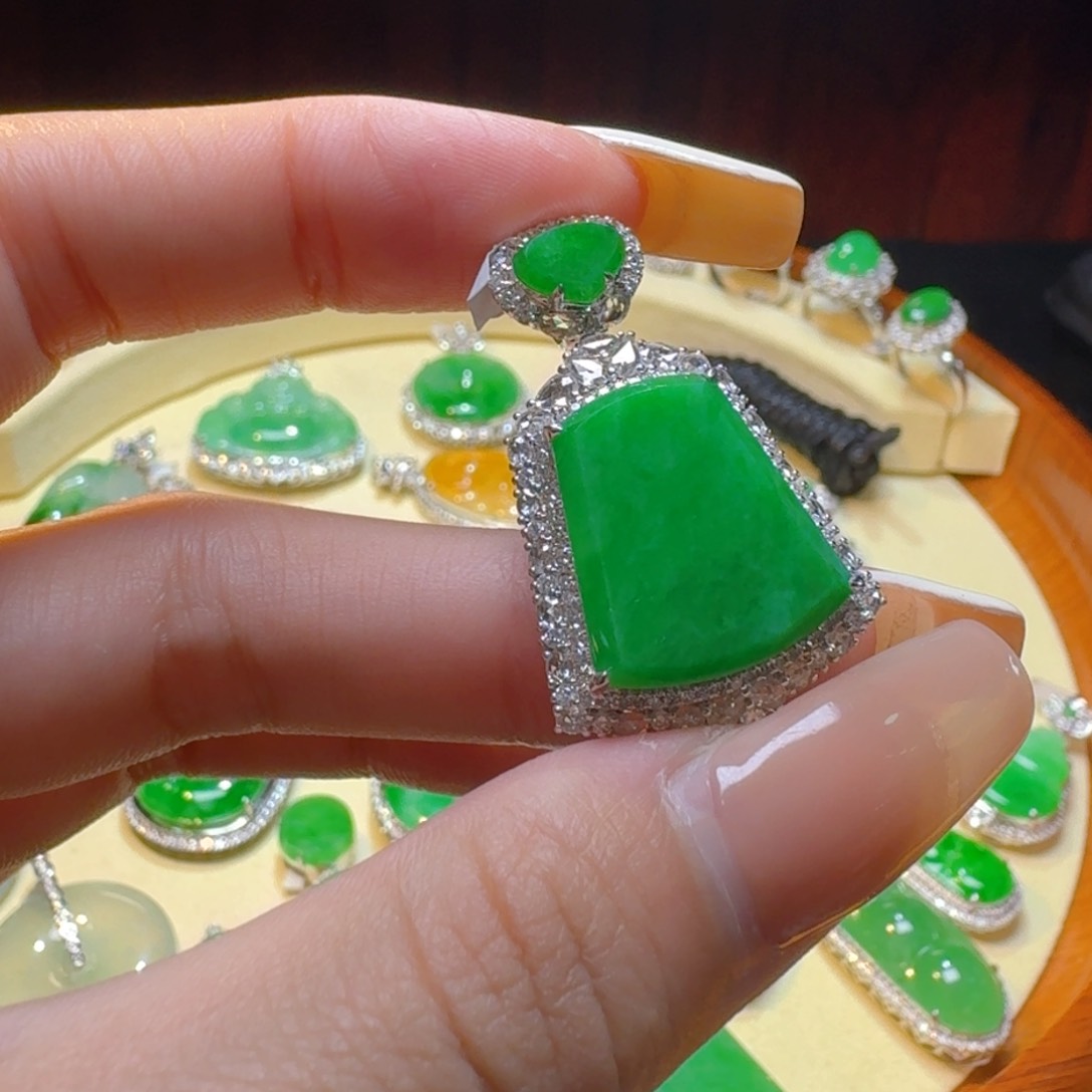 翡翠18K金镶嵌颈饰无事牌吊坠