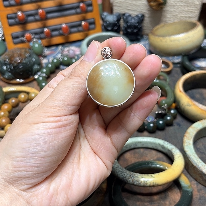 岫岩河磨玉（透闪石质玉）手镯未镶嵌