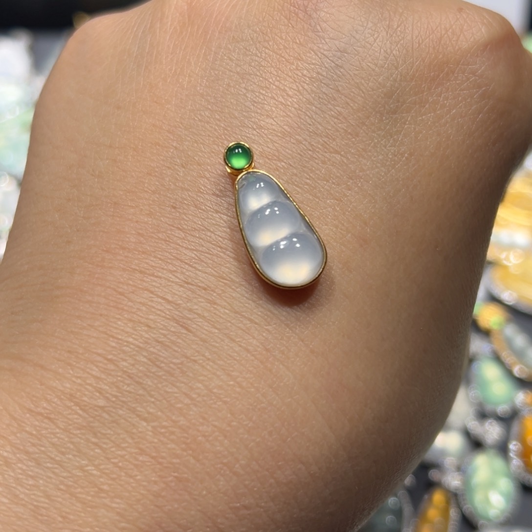 翡翠颈饰18K金镶嵌吊坠