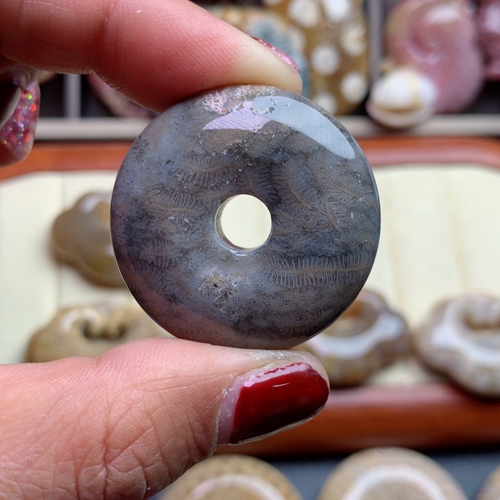 硅化珊瑚（珊瑚玉）颈饰未镶嵌