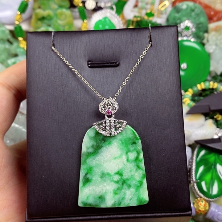 翡翠未镶嵌吊坠(赠链)