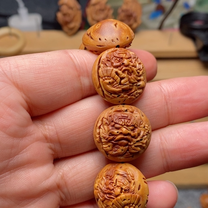 桃核雕刻钟馗手串