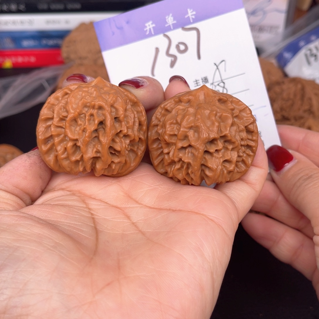 文玩核桃吊坠曹大龙38尺。  1307