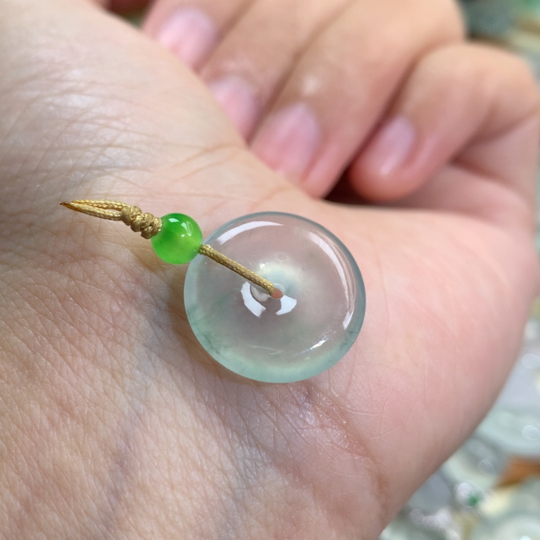 翡翠颈饰未镶嵌平安扣