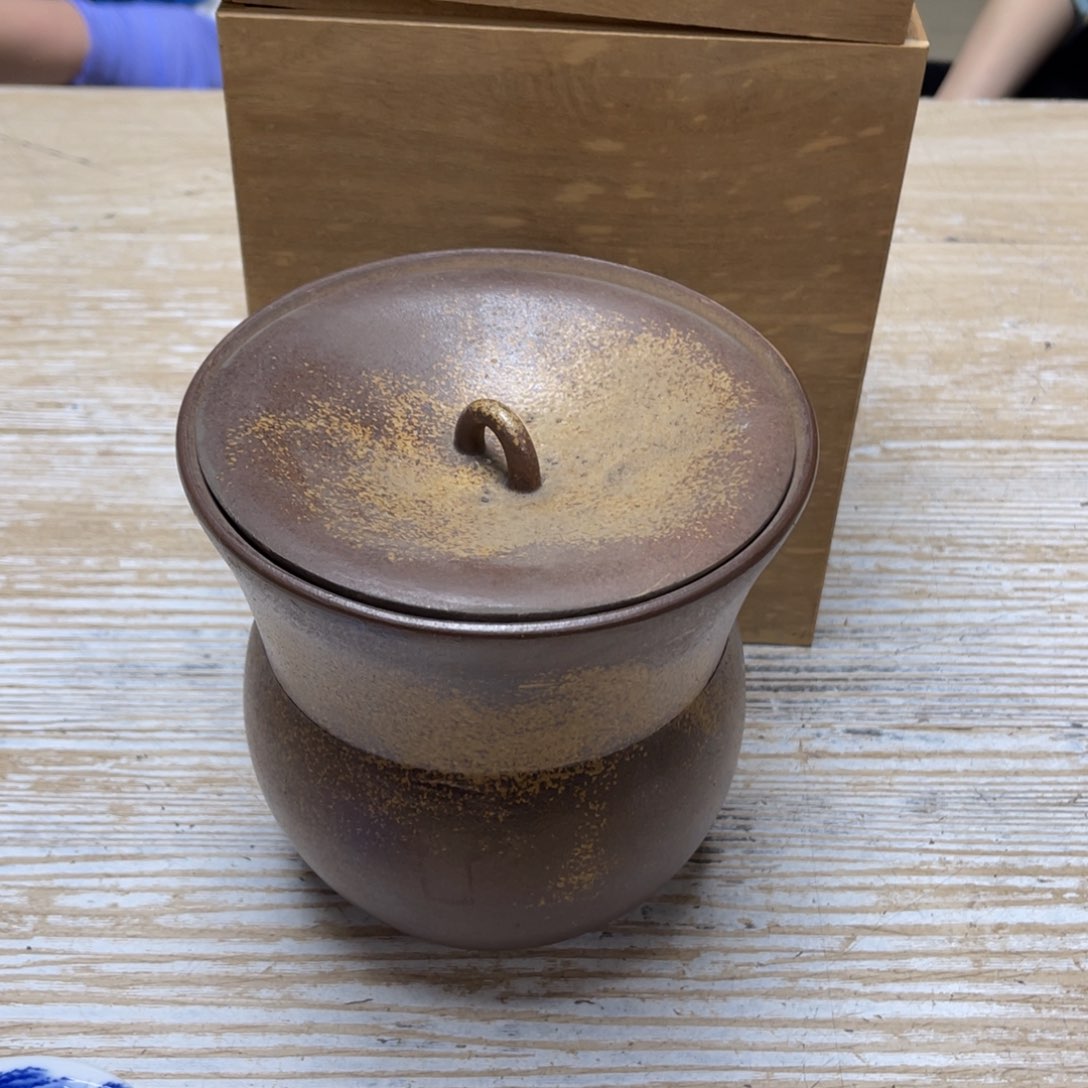 瓷片密密麻麻地排列着一个大