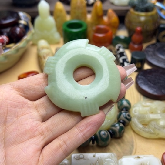 蛇纹石玉未镶嵌颈饰