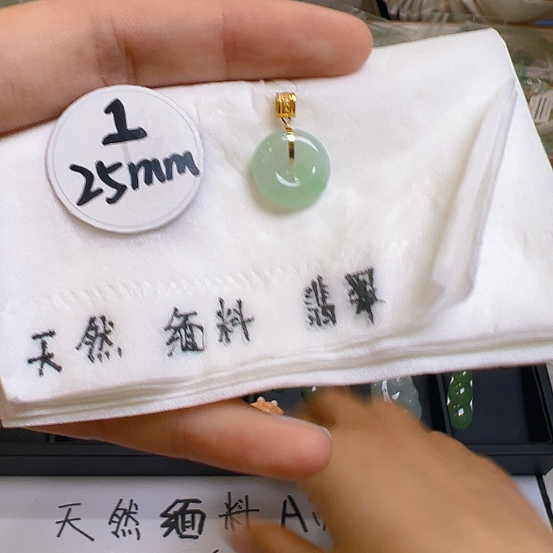 翡翠颈饰18K金镶嵌翡翠