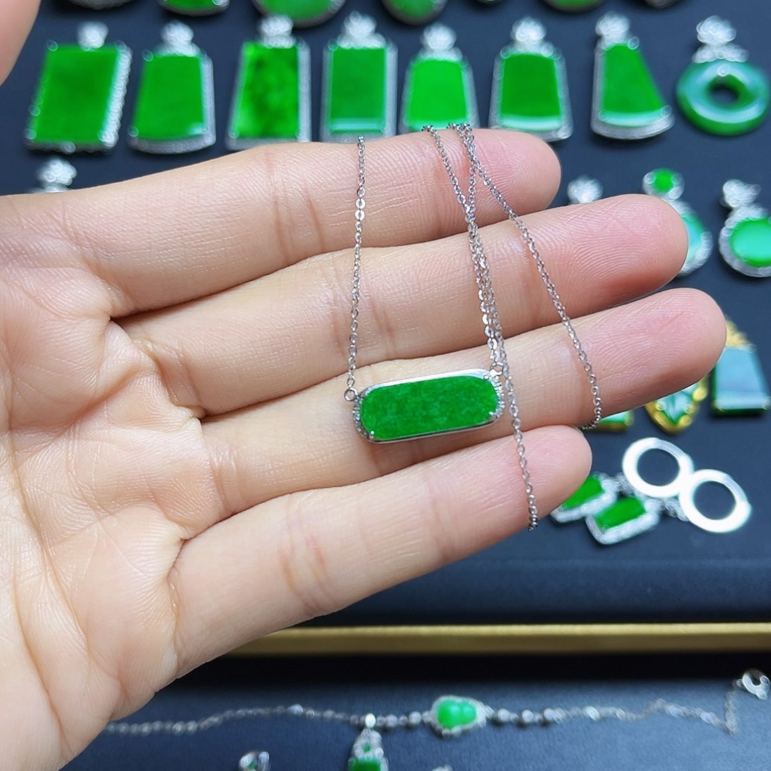 翡翠18K金镶嵌颈饰