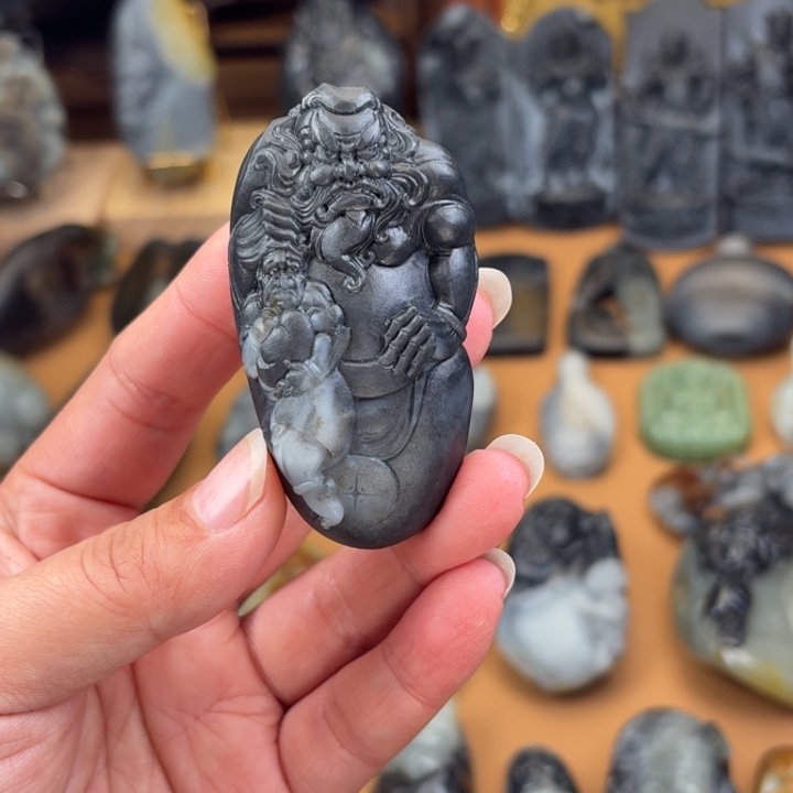 奔***子和田玉未镶嵌颈饰