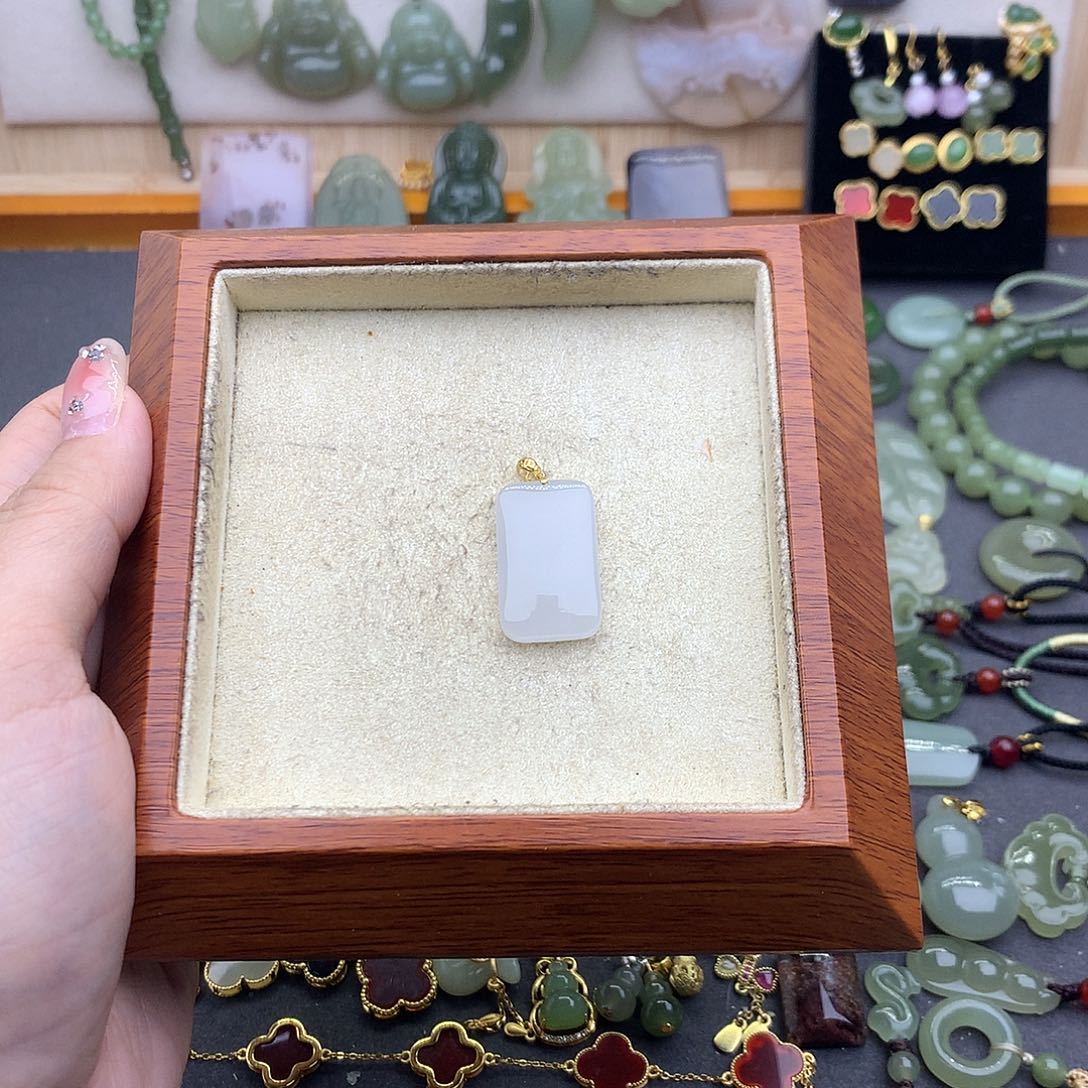 和田玉吊坠(不含链)18K金镶嵌