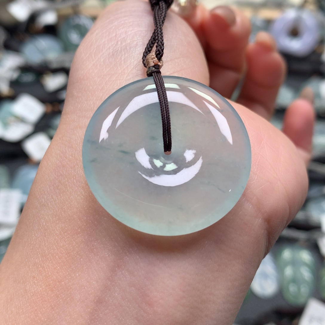 翡翠颈饰未镶嵌平安扣