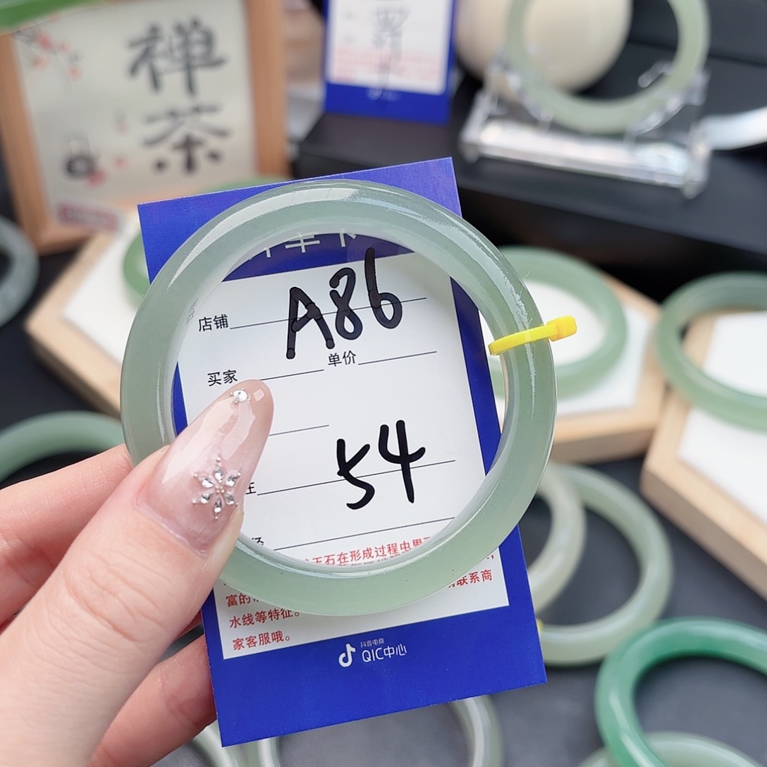 苗***妹石英质玉未镶嵌手镯