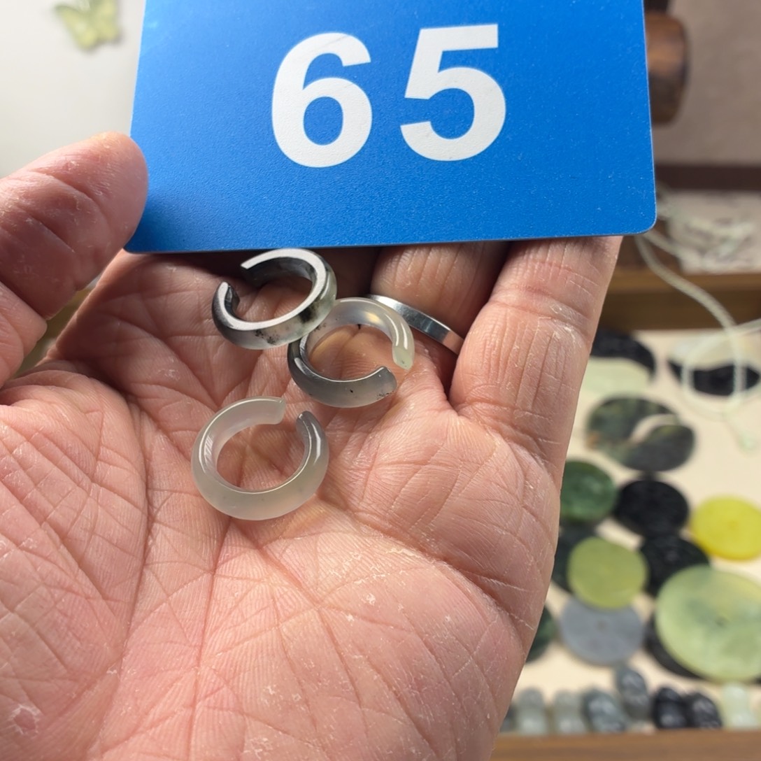 你***取蛇纹石玉合金吊坠