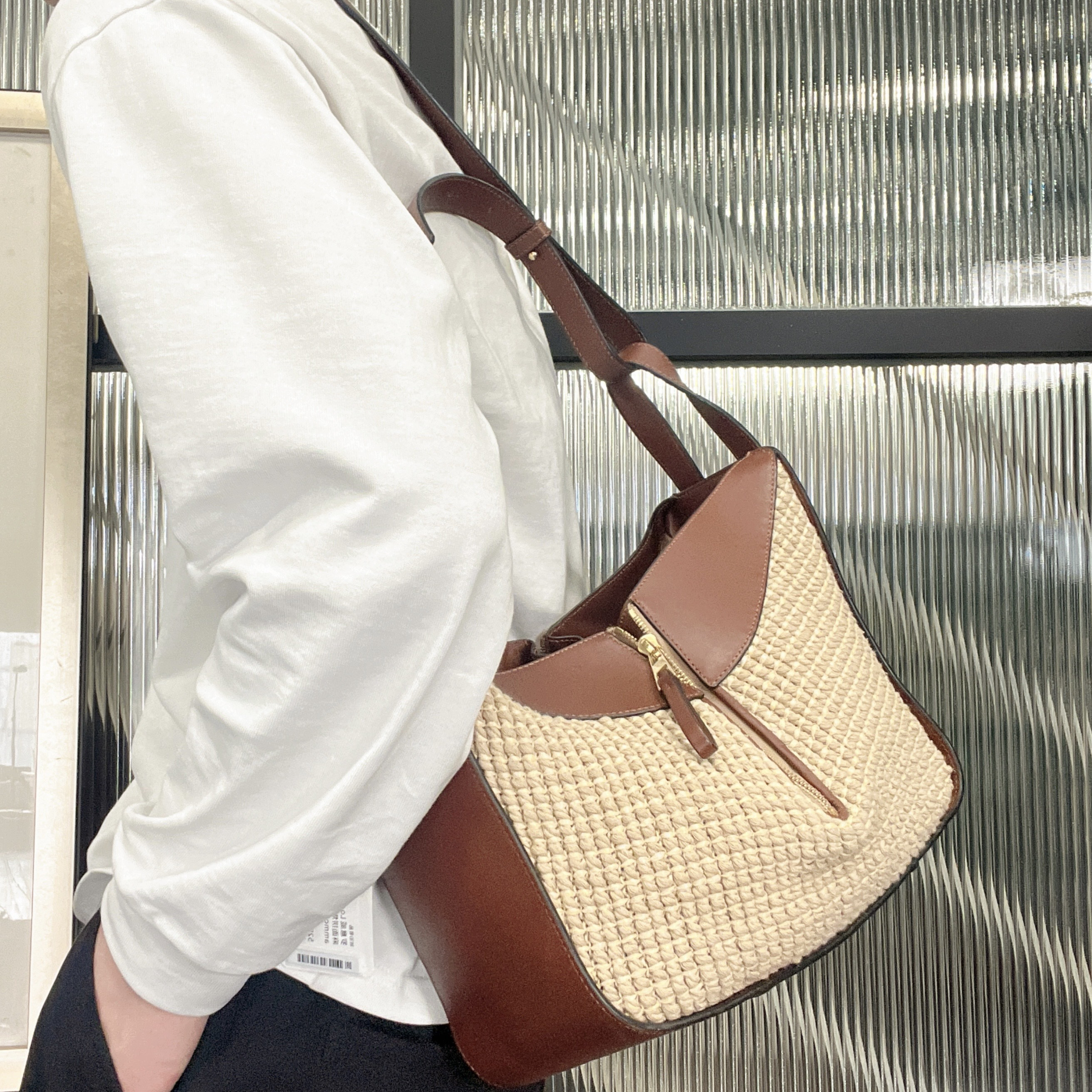 95新 LOEWE/罗意威 【龙】52PP11 编织麻面拼焦糖色吊床斜挎包