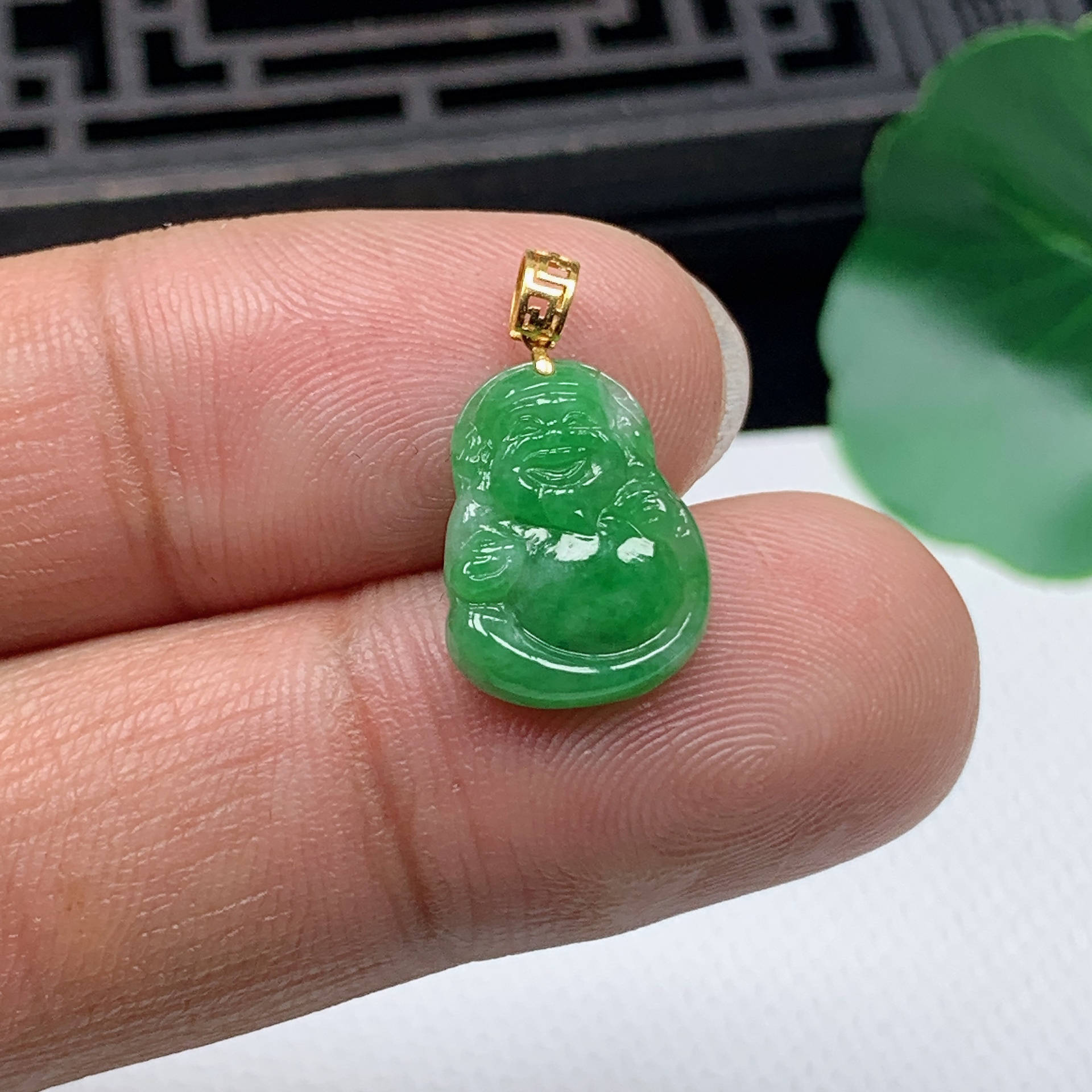天然翡翠A货18K金扣精美飘阳绿财神爷小吊坠尺寸14.5*11.3*2.6mm