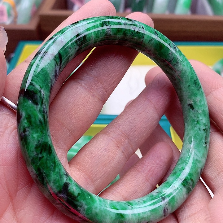 翡翠手镯未镶嵌翡翠