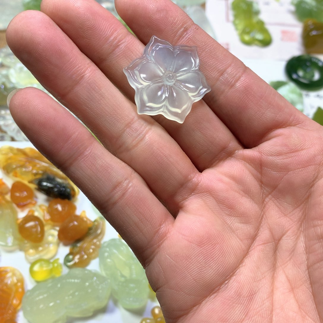 岫玉颈饰未镶嵌花花